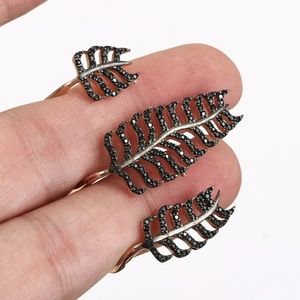Three feather onyx finger cuff